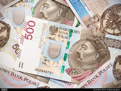 kilka rozzrzuconych banknotów polskich o nominale 500 złotych