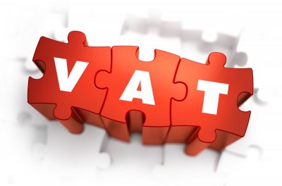 Puzzle z napisem w kolorze czerwonym VAT