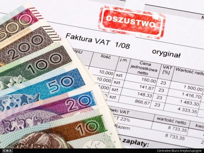 Zdjęcie poglądowe: banknoty polskie leżace na fakturze, na dokumencie napis w kolorze czerownym oszustwo