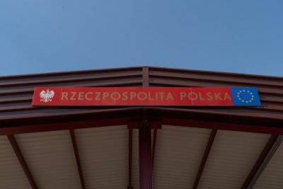 Napis &amp;quot;Rzeczpospolita Polska&amp;quot; wiszący na dachu.