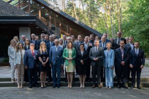 Group photo of the Head of the CBA and representatives of the institution&amp;amp;amp;#039;s services who attended the conference. In the background, the CBA training centre in Lucień.