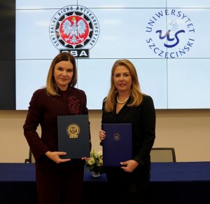 Two ladies - the leadership of CBA and University of Szczecin.