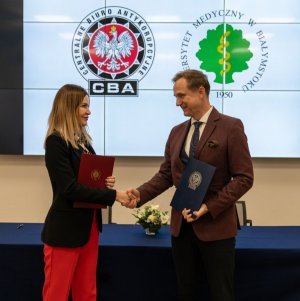 The Head of the CBA, Ms Agnieszka Kwiatkowska-Gurdak, and the Rector of the Medical University of Bialystok, Prof. Dr. Marcin Moniuszko shake hands.