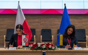 The Head of the CBA Ms Agnieszka Kwiatkowska-Gurdak and The Head of the ARMA Olena Duma sign the Agreement.