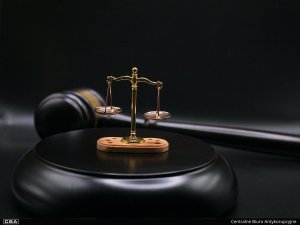 A photo of a scale and a gavel.